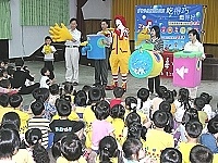 　麥當勞叔叔帶領小朋友模擬「洗手五步驟」，加深大家要多洗手的印象及養成好習慣。（圖／文：曹重偉）