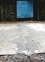 東引幹訓班段道路,附近駐軍不顧路面才新鋪設不久就自行開鑿埋設纜線。(圖/文:陳其敏)