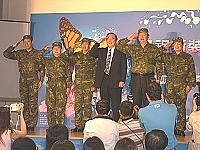 　縣長陳雪生、立委曹爾忠及多位立委一起穿著軍裝出場亮相，穿西裝者為以主演軍教片聞名的新科立委柯俊雄。（圖：連江縣政府提供）