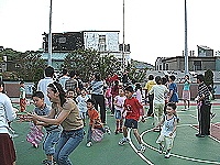 　為了增加孩子的戰利品，連爸爸媽媽都一起下場搶包。（圖／文：林冰芳）