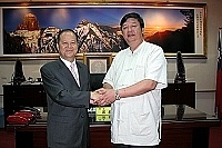 縣長陳雪生拜會新竹縣長鄭永金,促銷馬祖觀光產業,號召新竹鄉親到馬祖作客。(圖:新竹縣政府提供)