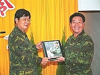 　主任劉將軍代表防區官兵呈獻司令紀念相簿以茲留念。（圖／文：萬力維）