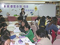 　親子共學英語課程，親子一起大手牽小手，熱熱鬧鬧學習ＡＢＣ。（圖／文：張登傑）