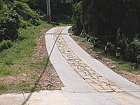戰爭公園入園車轍道寬度不足,景管處即將著手改善,道路將封閉一個月以便施工。(圖/文:陳鵬雄)