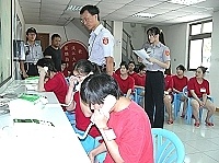 　東靖廬為紓解大陸客思鄉之苦，特別安排電話懇親，女性大陸客幾乎都是頻頻拭淚。（圖／文：曹重偉）