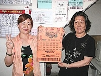 　山隴標哥彩券行開出二彩，獎金高達八百三十萬元，業者興高采烈將彩券放大好幾張在店裡張貼，增添喜氣。（圖／文：曹重偉）