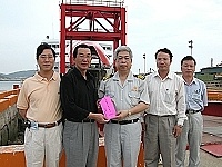 　副縣長徐文吉及交通局長劉德全代表縣長向臺馬輪員工祝賀端節愉快並致贈加菜金。（圖／文：曹重偉）