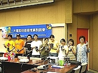　馬祖卡蹓－大專院校巡迴推廣活動到交大，現場人聲鼎沸，獲得夜光杯的同學歡喜上台領獎。（圖：連江縣政府觀光局提供）