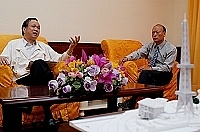 　社教司司長劉奕權（上圖左）昨日與主任秘書林星寶針對教育電台轉播站議題交換意見。劉奕權說，如果各項工程業務進行順利，將可於明年正式轉播啟用。（圖／文：張登傑）
