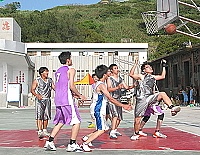 東引軍民「健康上籃」在莒山廣場進行,球員無視烈陽當頭,力拚佳績。(圖/文:陳其敏)