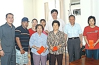 　帶著溫暖與關懷，縣長陳雪生前往南竿各鄉村落探訪低收入戶及弱勢鄉親，發放端午節慰問金。（圖／文：張登傑）