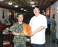 　縣長陳雪生率領馬祖各界九十四年端節勞軍團向勞苦功高的官兵弟兄祝賀端午佳節快樂，由馬防部司令陸小榮代表接受。（圖／文：張登傑）