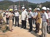 　縣議會縣政考察，縣長陳雪生陪同議員們前往介壽澳口新建海堤工地內聽取廠商的進度簡報及實地介紹。（圖／文：曹重偉）