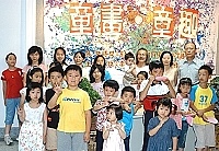 　李若梅兒童美術工作室昨日上午舉行「童畫•童趣」學生美術習作展開幕儀式。（圖／文：張登傑）