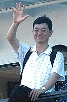 近四年的東引軍旅生涯譜下難忘休止符,老莫不捨揮手向東引再見。(圖/文:陳其敏)