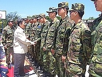 部長和弟兄們閒話家常,一一詢問官兵家庭狀況。 (圖/文:蔡忠孝)