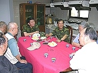 圖為司令拜會榮民之家，與榮民一同喝茶話家常，展現無比親和力。（圖與文:萬力維）