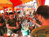 東引駐軍舉辦包粽子比賽,邀請地區婦女鄉親現場指導示範。(圖/文:陳其敏)