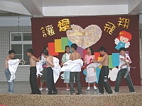 　塘岐國小畢業班同學赤裸演出，歡慶畢業。（圖／文：陳鵬雄）