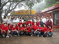　中山國中第三十五屆畢業學生登上馬祖最高的壁山，領取畢業證書。（圖／文：陳鵬雄）