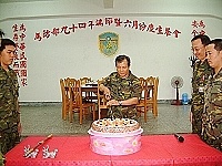 　司令陸中將與壽星一同切下生日蛋糕，祝福壽星們生日快樂，也祝賀全體官兵佳節愉快。(圖／文：陳培倫)