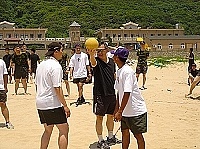 一九三旅日前舉辦團體烤肉活動,並規劃球類競賽,由旅長季將軍親蒞開球,為競賽揭開序幕。(圖/文:黃斯榆)