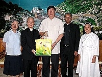 　梵蒂岡駐中華民國大使安博思（右二）、台北總主教鄭再榮（左二）來訪。（圖／文：曹重偉）