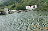 今年雨水充沛,東湧水庫終於又見到滿水位的豐盈景象。(圖/文:陳其敏)