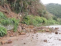 南竿受滯留鋒影響降雨不斷,部分路段發生坍方,好在規模不大,駕駛人要提高警覺。(圖/文:曹重偉)