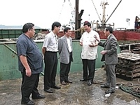 　立院經濟委員會召集委員翁重鈞、立委陳朝容抵馬，並在縣長陳雪生、議長陳振清、立委曹爾忠陪同下考察大陸船隻卸載作業情形。（圖／文：曹重偉）