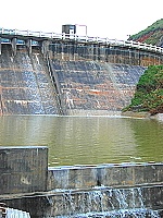 　雨下個不停，東引東湧水庫與其下游淨水池已經出現溢流。（圖／文：陳其敏）
