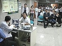 　「台北—馬祖醫療整合系統作業」正式啟用，現場也進行遠距醫療示範；縣長陳雪生代表地區致贈感謝牌給市長馬英九。（圖／文：曹重偉）