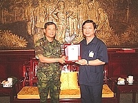  　司令致贈「戰地之光」紀念牌，感謝佳里鎮公所勞軍團蒞部慰問。（圖╱文：陳培倫）