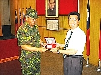 一九三旅旅長季將軍於演講結束後,致贈象徵擎天部隊精神的獎牌予周德君老師,感謝其不辭勞遠蒞部宣教。(圖╱文:黃斯榆)
