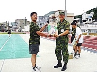 一九三旅政戰主任閻上校於團康活動後,親自頒發獎品予勇奪第一名的單位(圖/文 :黃斯榆)
