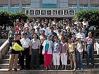 　當對岸福建省觀光客遇到這邊的連江縣政府，團員驚奇之餘，當然沒忘記要合影留念。（圖／文：曹重偉）