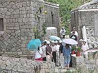 大陸福建馬祖觀光團參訪芹壁古厝,牆上精神標語大家很好奇。(圖/文:陳鵬雄)