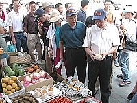 　帶著剛買來的馬祖帽，福建首團觀光客們最感興趣的還是台灣水果，可說是逢攤必逛。（圖／文：曹重偉）