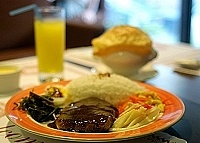 　火候恰到好處、食材新鮮肥嫩的蝴蝶屋嫩煎沙朗牛排，口感豐富美味，咬感細緻有勁，搭配味道濃郁的酥皮濃湯，舞出夏日幻想的沙朗牛排滋味。（圖／文：張登傑）