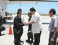 　法務部長施茂林來馬視察，並為地區司法體系加油打氣，縣長、立委等人前往接機。（圖／文：曹重偉）