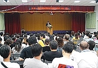 　連江縣九十四年度全縣教師九年一貫分領域實務研習，昨日在介壽國中小展開一連兩天的研習課程，全縣四鄉五島九所學校百餘位校長、教師齊聚南竿。（圖／文：張登傑）