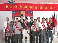 　漁民節慶祝大會，縣長陳雪生、立委曹爾忠等人與今年模範漁民合影留念；縣長獎大冰櫃也由模範漁民林春偉獲得。（圖／文：曹重偉）