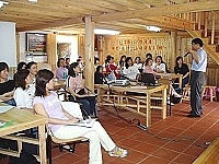 　衛生局利用週休於津沙文化村辦理保健志工組訓，卅一位志工順利獲得志願服務證。（圖：連江縣衛生局提供）