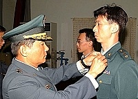   司令陸中將親自為每位晉陞人員掛階，並期勉繼續為防區奉獻心力。(圖／文：陳培倫)