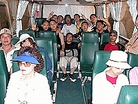 　今夏卡蹓公車上路！地區劉姓少年特別率多位台灣同學來馬觀光，讓車上充滿年輕氣息。（圖／文：曹重偉）