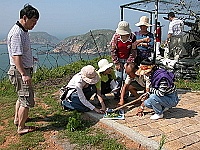 后澳社區民眾上山尋找古地名,老一輩民眾按圖索驥。(圖/文:陳鵬雄)