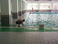 　連江縣衛生局進行南竿室內溫水游泳池水質檢測，為民眾的游泳水質衛生嚴格把關。（圖／文：張登傑）