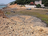 　清水澳口溼地雖已決議暫緩填廢，但自施工以來已遭傾倒大量廢土，現場目測被覆蓋範圍已超過三分之一。（圖／文：曹重偉）