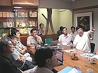　↑縣長陳雪生拜會荒野保護協會，雙方就清水溼地問題做廣泛討論，並委請該會來馬協助規劃溼地公園。（圖：連江縣政府提供）