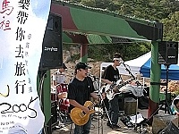 　馬祖音樂季炙熱登場，搖滾樂團MOJO主唱張國璽（中）海風中賣力演出，讓鐵堡成了海角新樂園。（圖／文：曹重偉）
